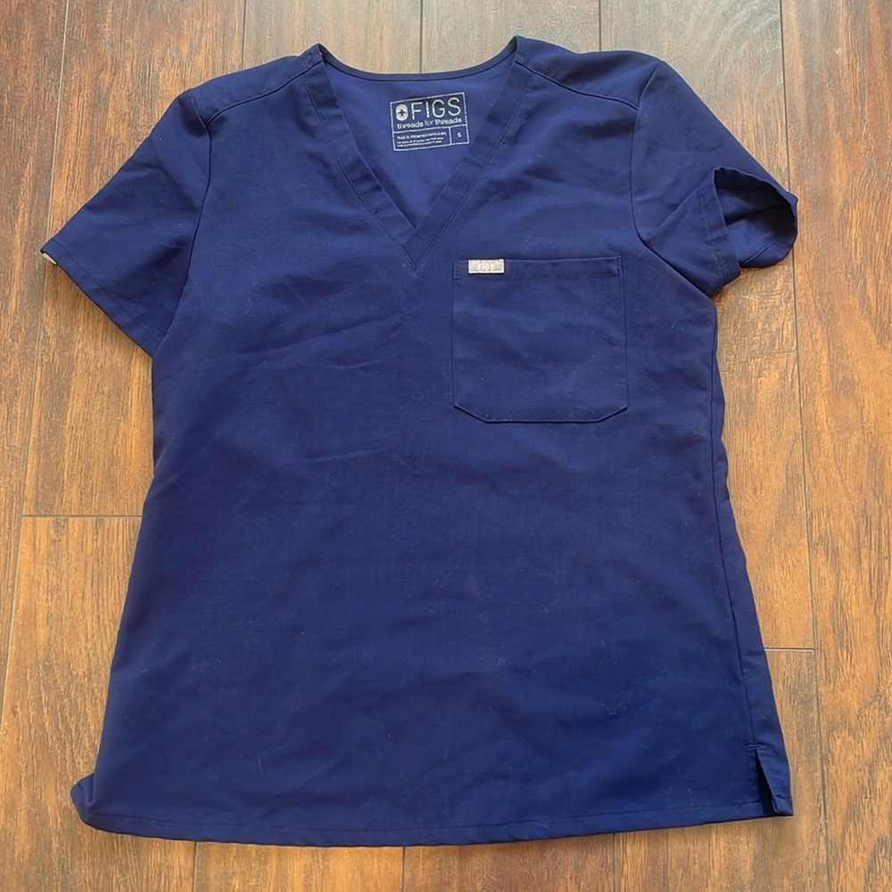 Figs Women’s Catarina One pocket scrub top, Navy Blue, Size S